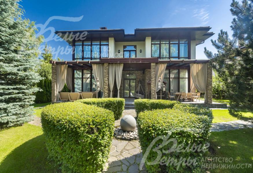 Меблированный дом в стиле Райта на шикарном лесном участке