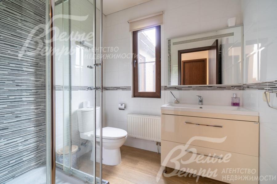 Санузел с душевой на 2ом этаже.