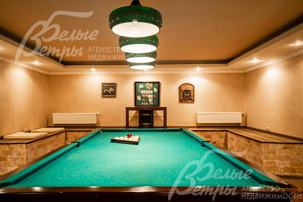 Стол в бильярдной