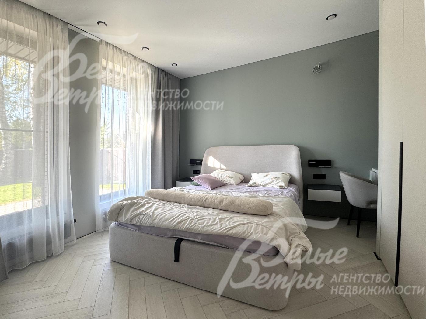 Одна из спален расположена на первом этаже дома, полностью меблирована