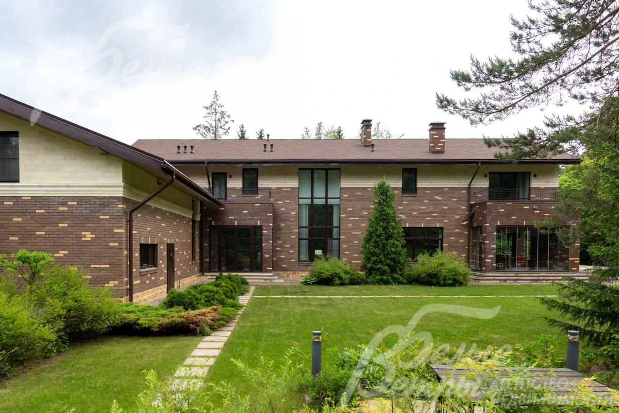 Меблированная усадьба на лесном участке 30 соток в коттеджном поселке ВИК на Киевском шоссе