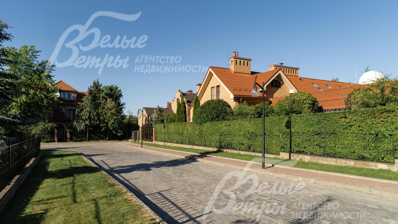 Поселок в едином стиле, дороги и тротуары выложены брусчаткой 