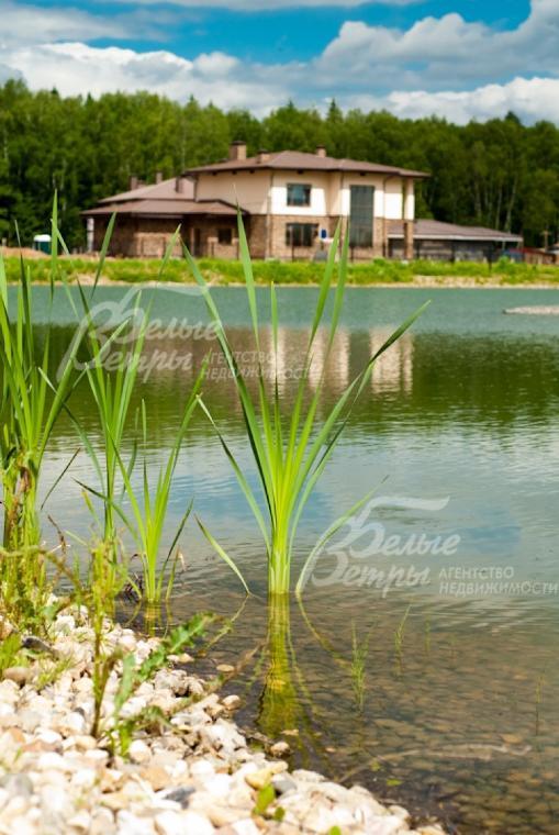 Внутри в центре поселка расположено большое озеро.