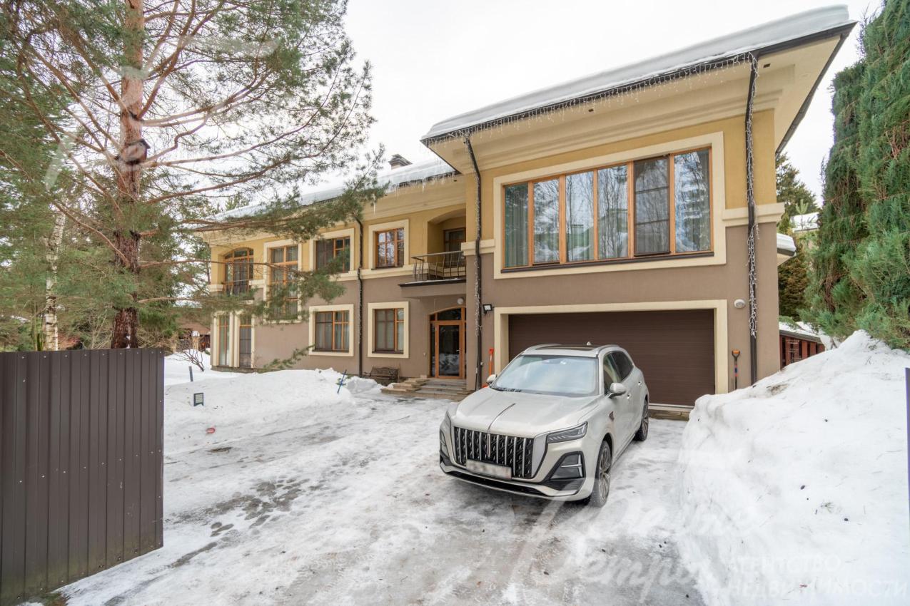 Просторный дом с привлекательной архитектурой, возведённый по авторскому проекту в современном среднеевропейском стиле