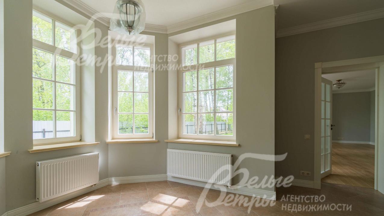 Высокие деревянные окна-стеклопакеты с раскладкой