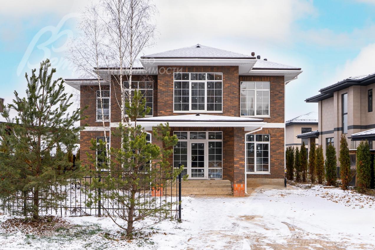 Новый дом под отделку в современном стиле с панорамным остеклением