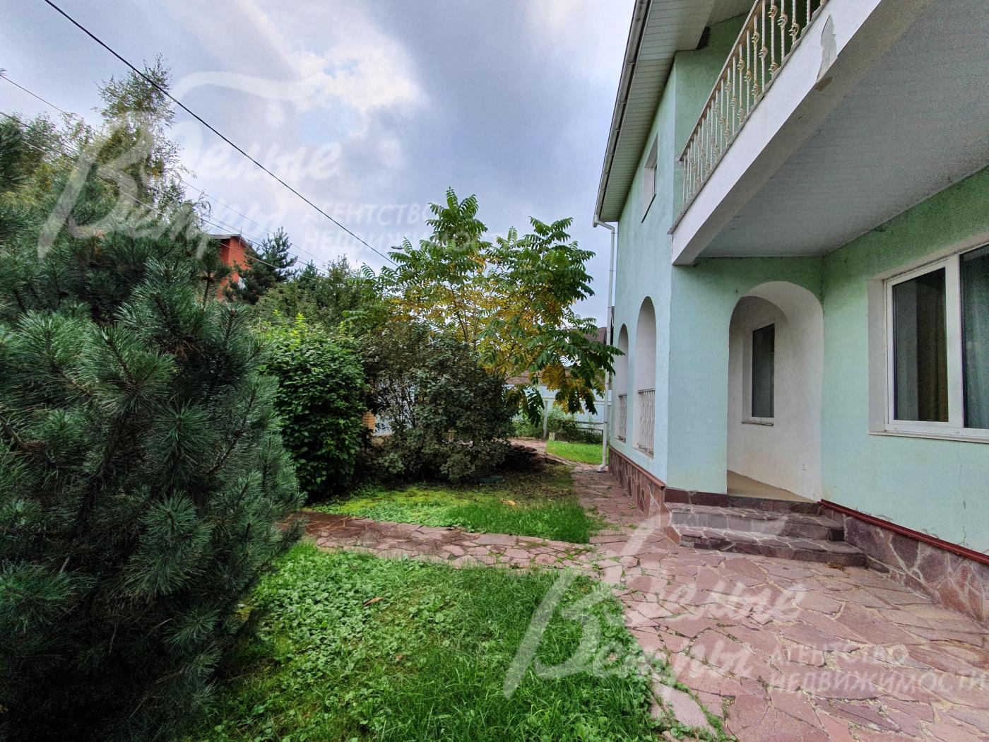 Дом облицован декоративной штукатуркой