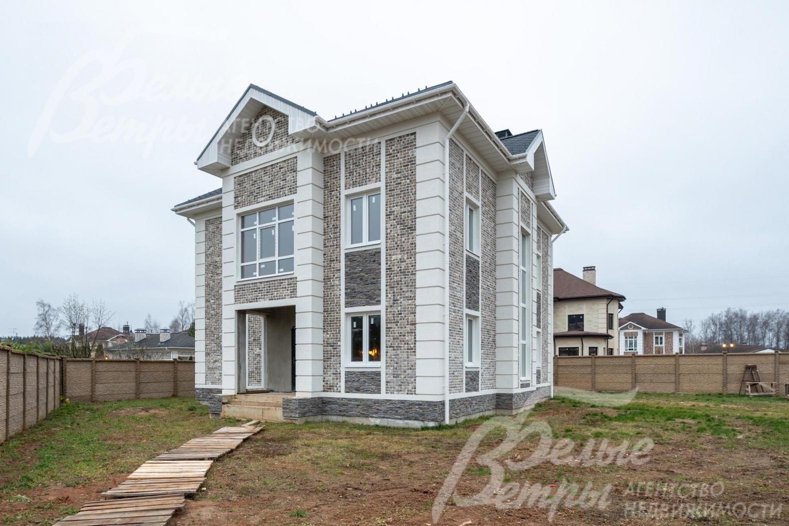 Новый кирпичный дом под отделку, построенный в стиле элегантной современной классики 