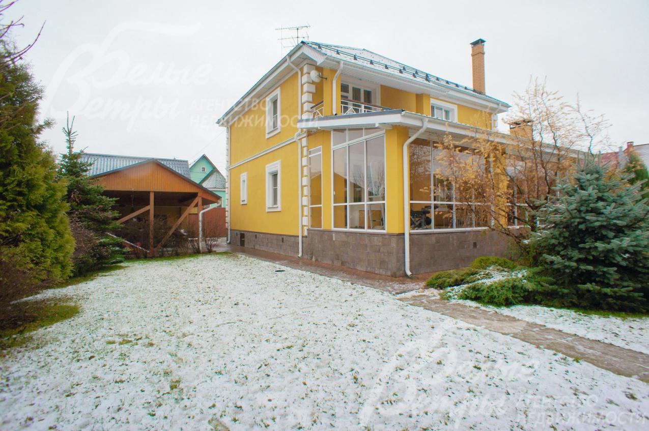 Дом 214 кв.м с отдельностьящим гаражом и бревенчатой баней