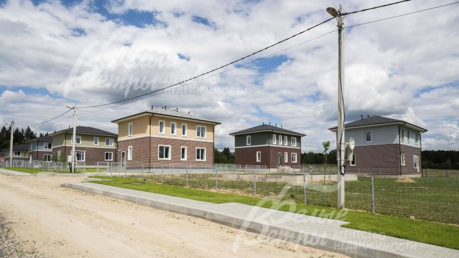 Тротуары вымощены брусчаткой