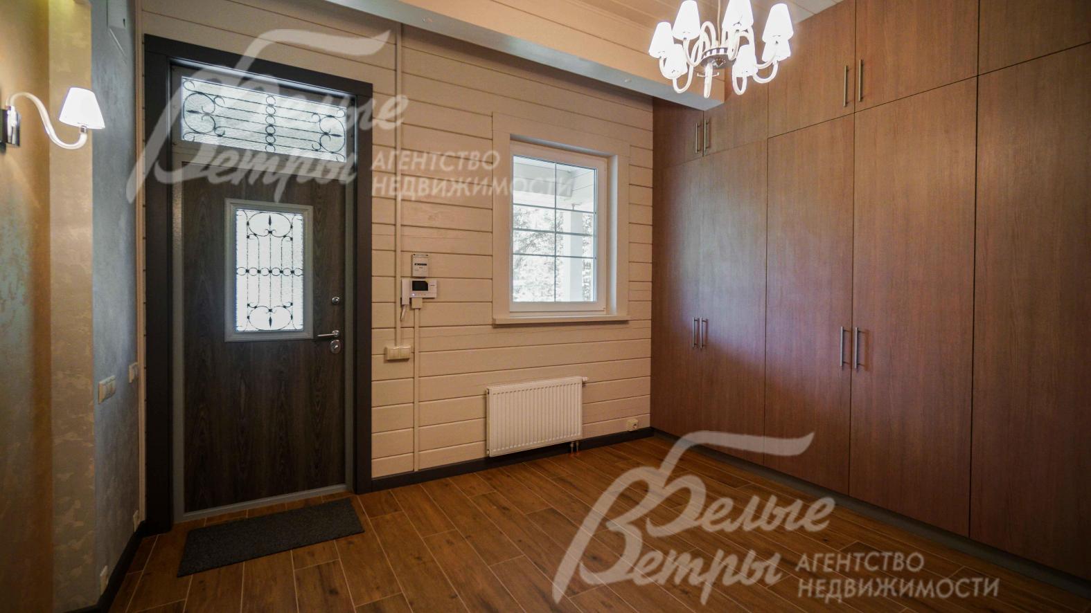 Входная дверь с защищенным окошком. Домофон. Датчики движения по дому