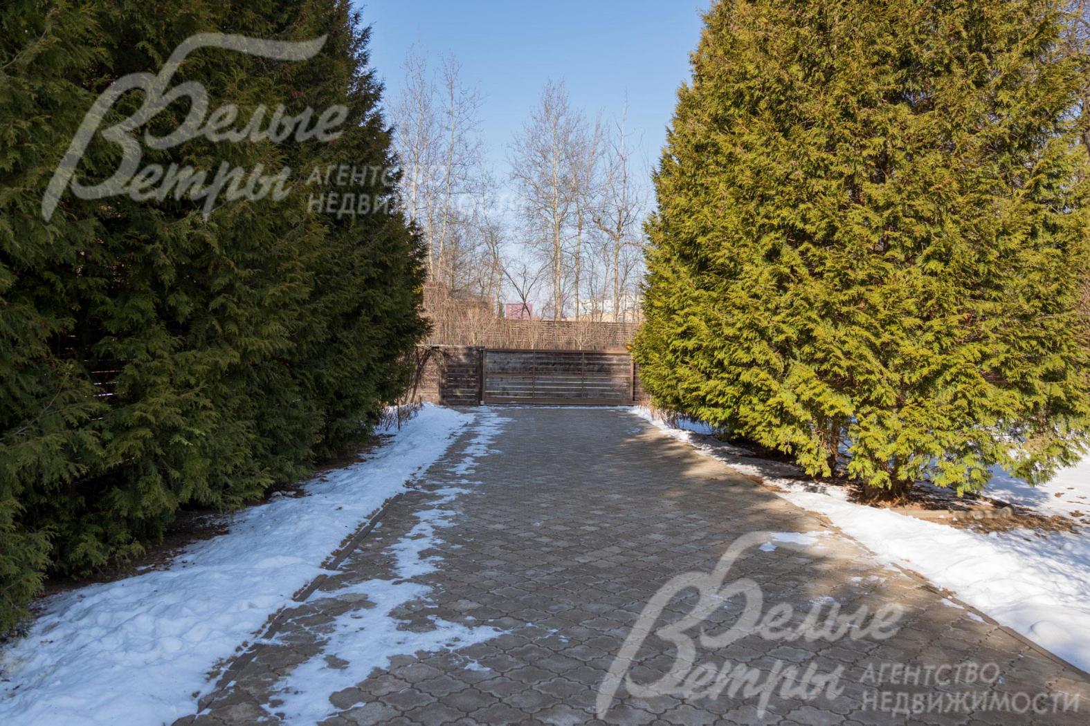 Въезд на участок - через взрослые 4-метровые туи, участок огорожен