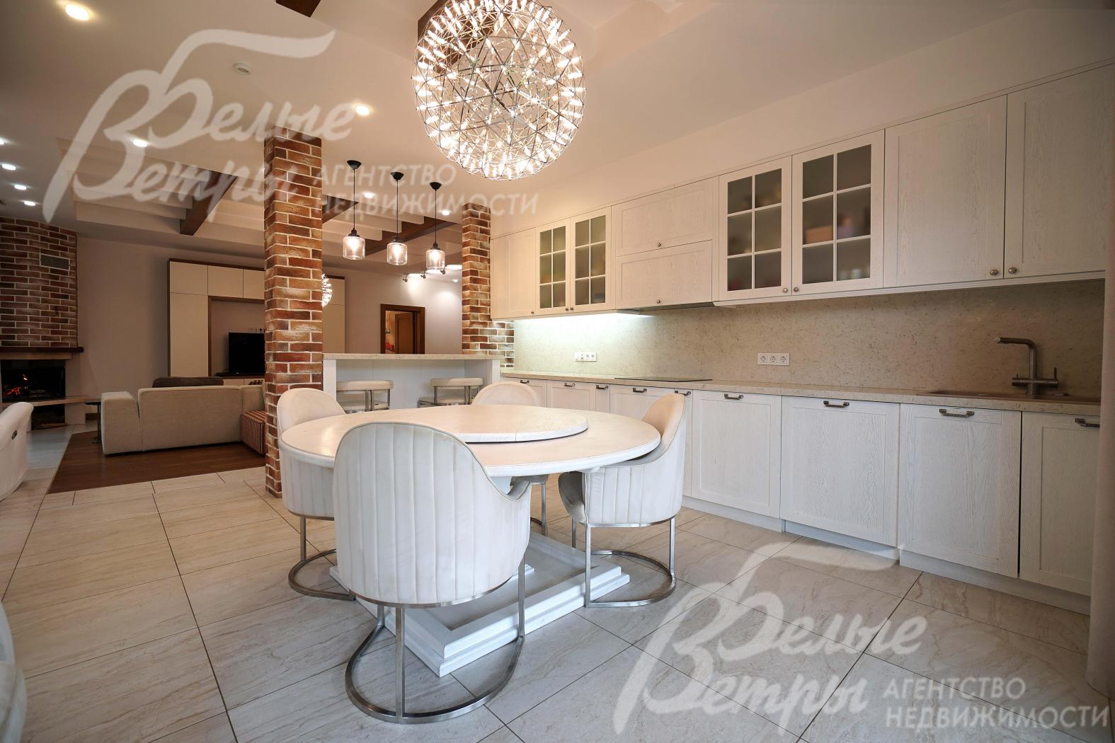 На кухне установлен гарнитур, созданный по индивидуальному проекту