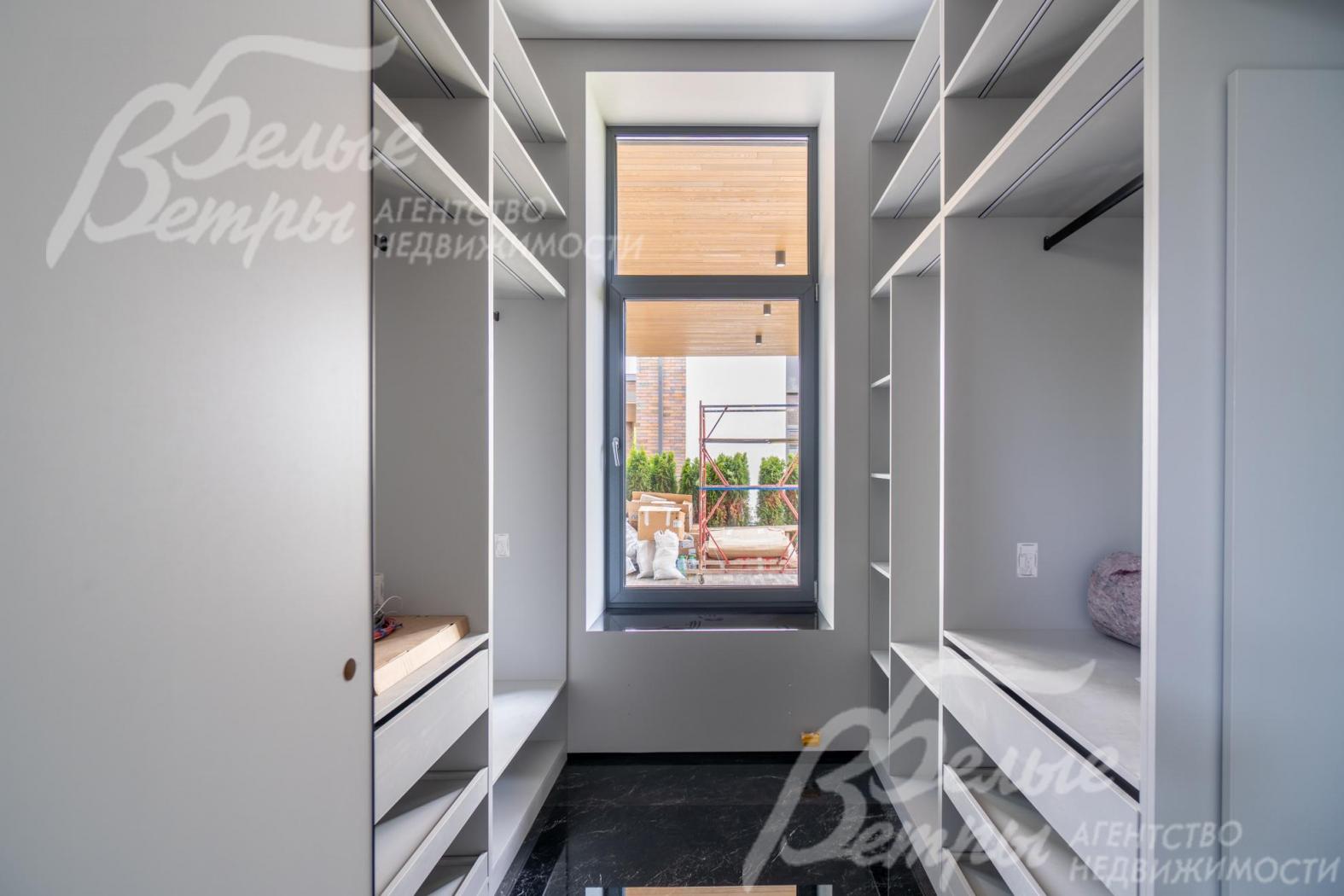 В гардеробных обустроены системы хранения