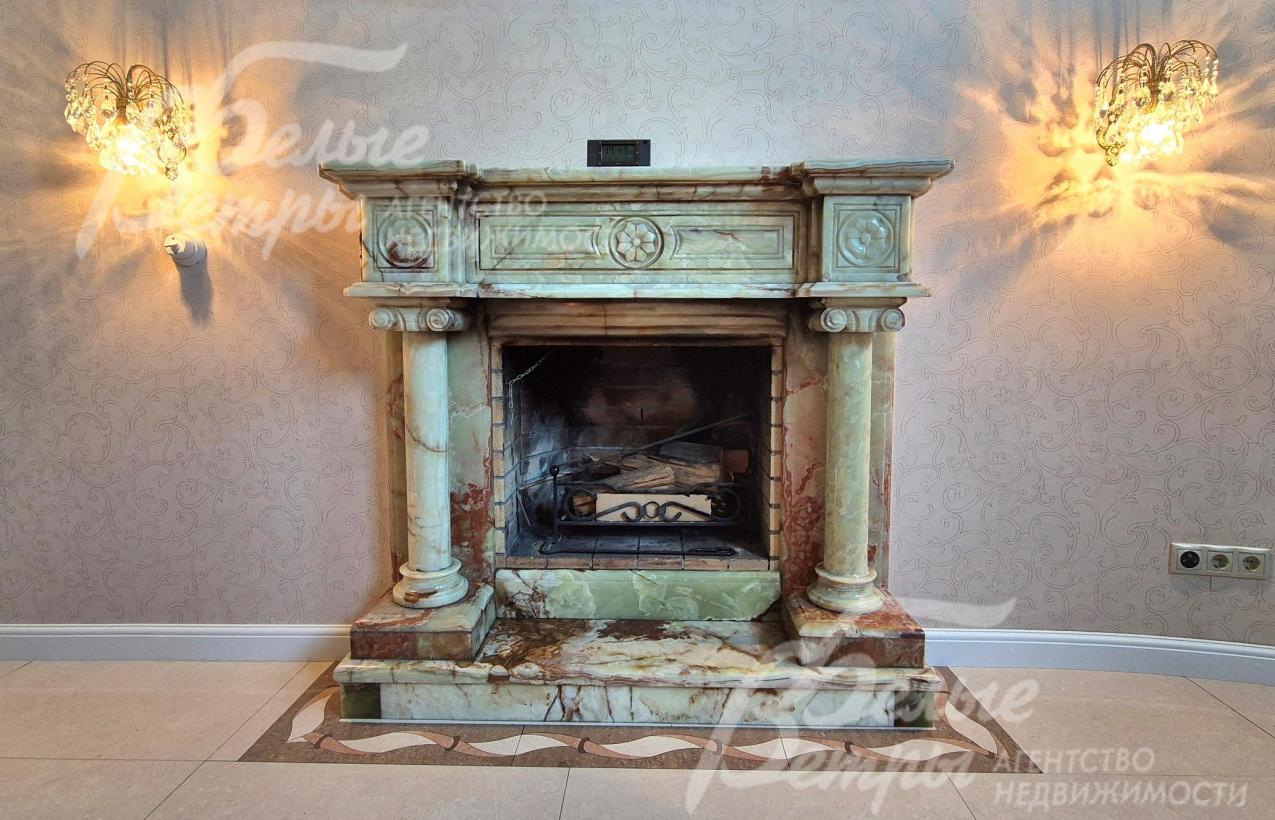 Камин с порталом из оникса