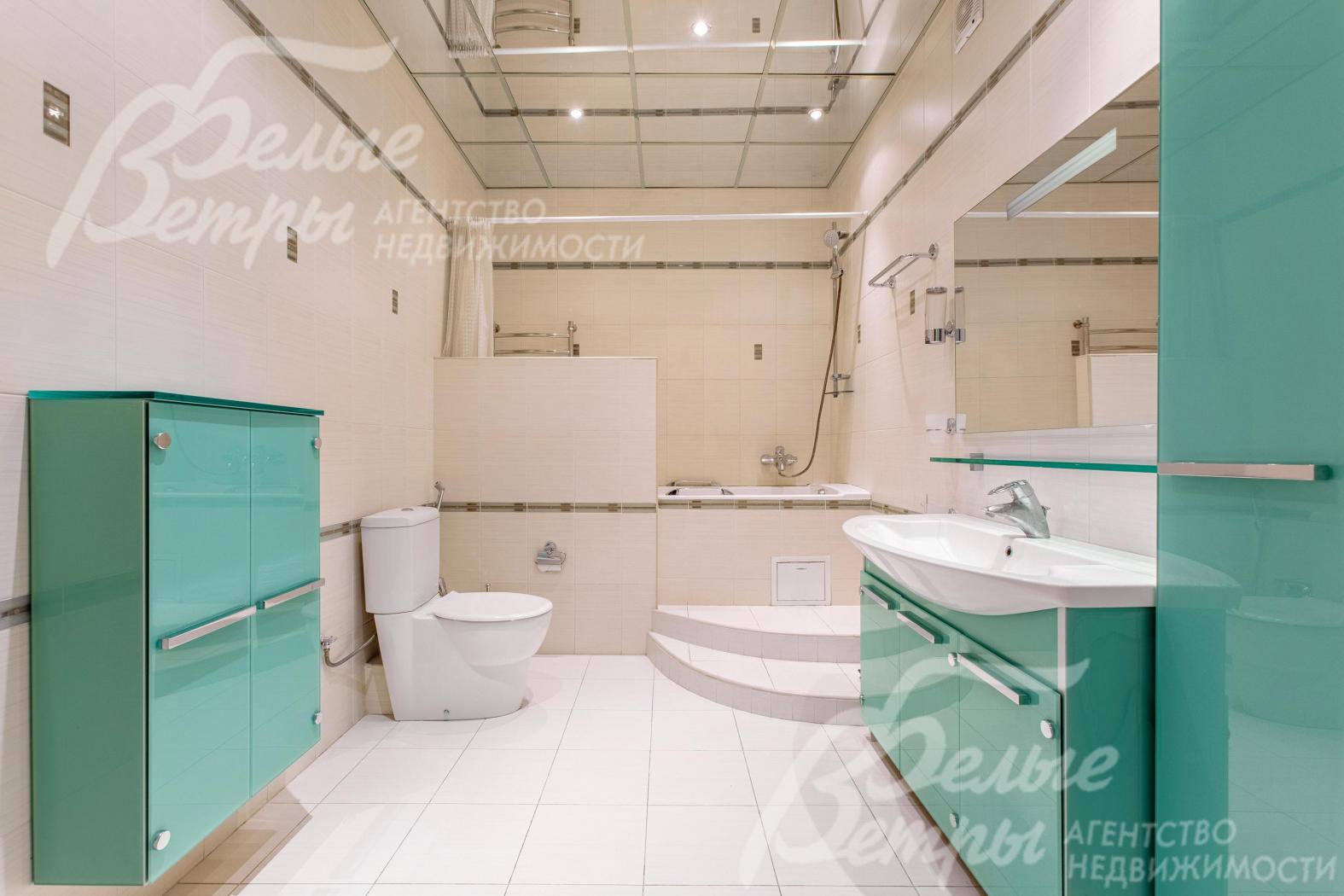 В санузлах качественная сантехника, стены и пол отделаны плиткой