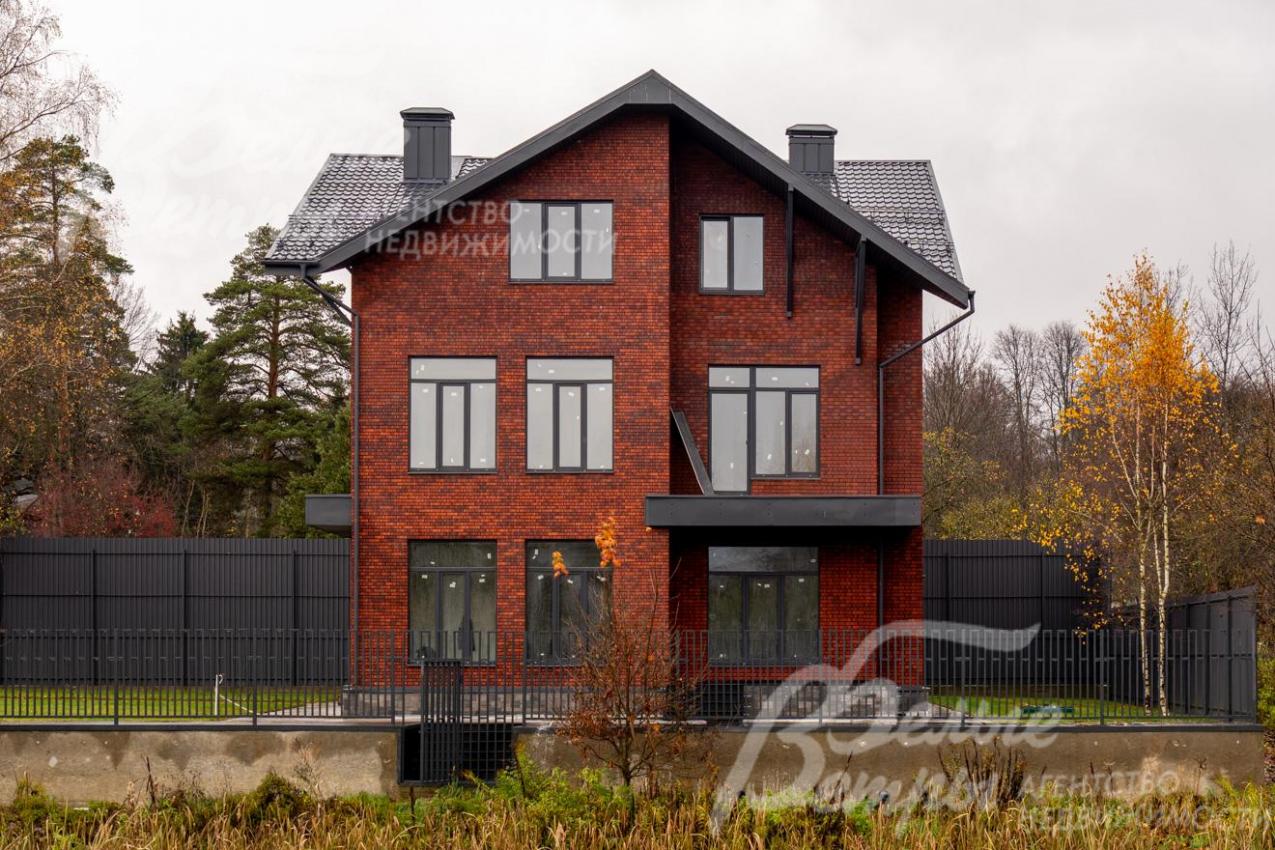 Окна ламинированные: серого цвета с внешней стороны