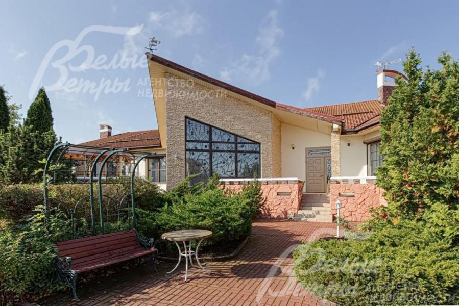 Одноэтажная резиденция привлекательной архитектуры на великолепном большом участке