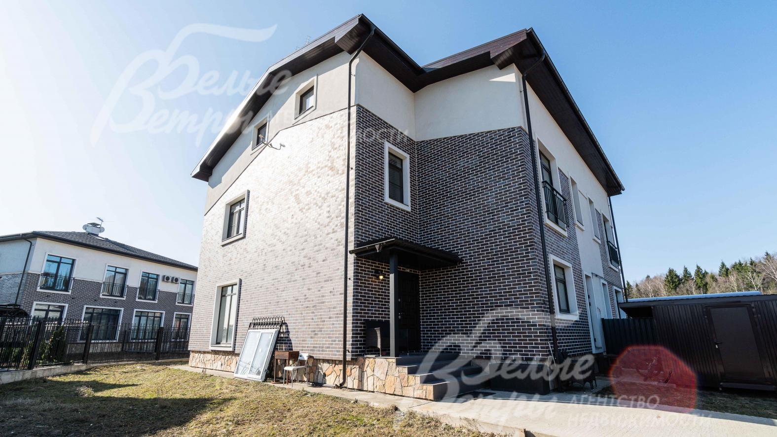 Кирпичный таунхаус на участке площадью 4,4 сотки в охраняемом коттеджном поселке Синергия