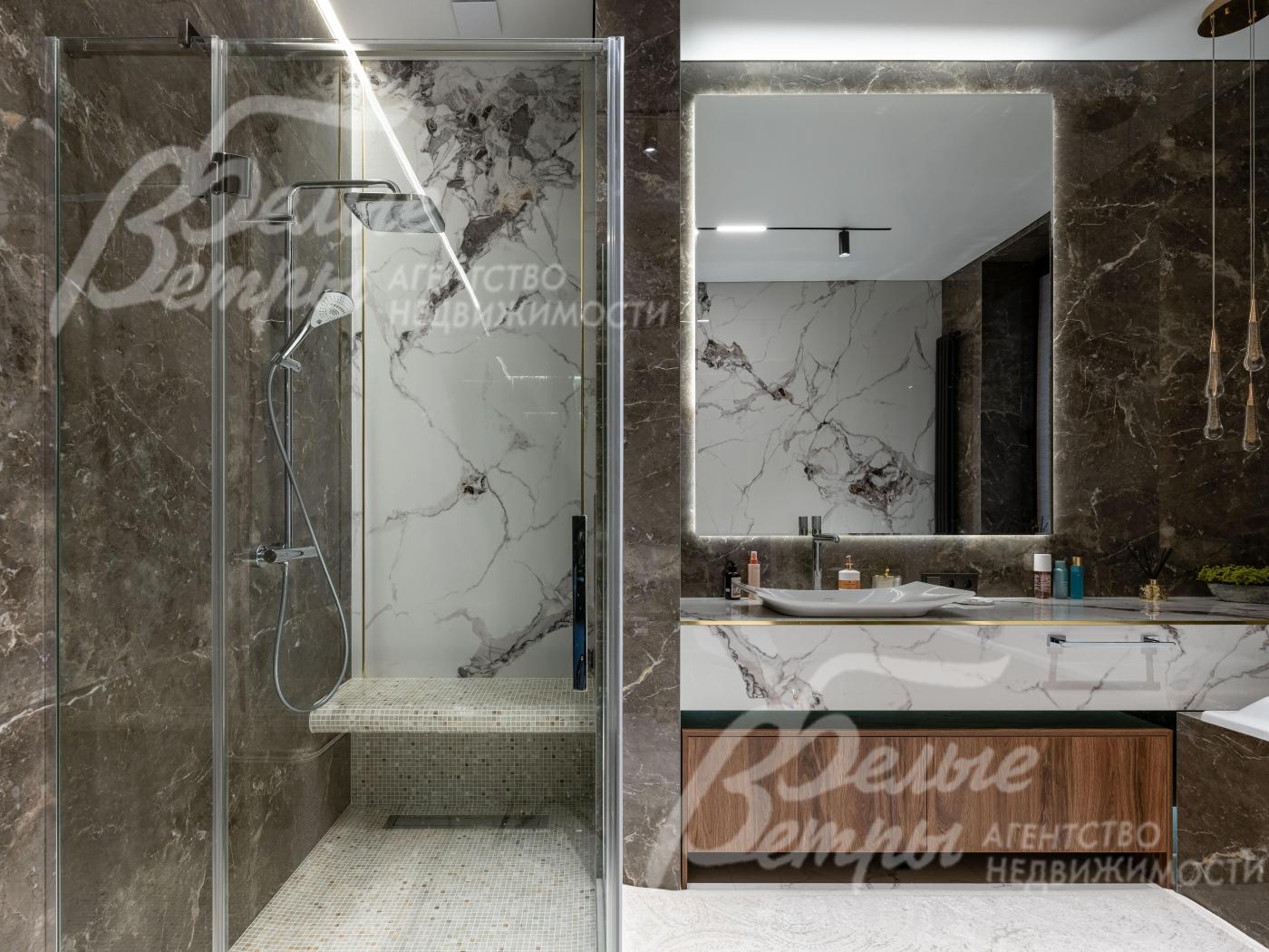 Санузел мастер-спальни: стены отделаны крупноформатным керамогранитом под тёмный мрамор