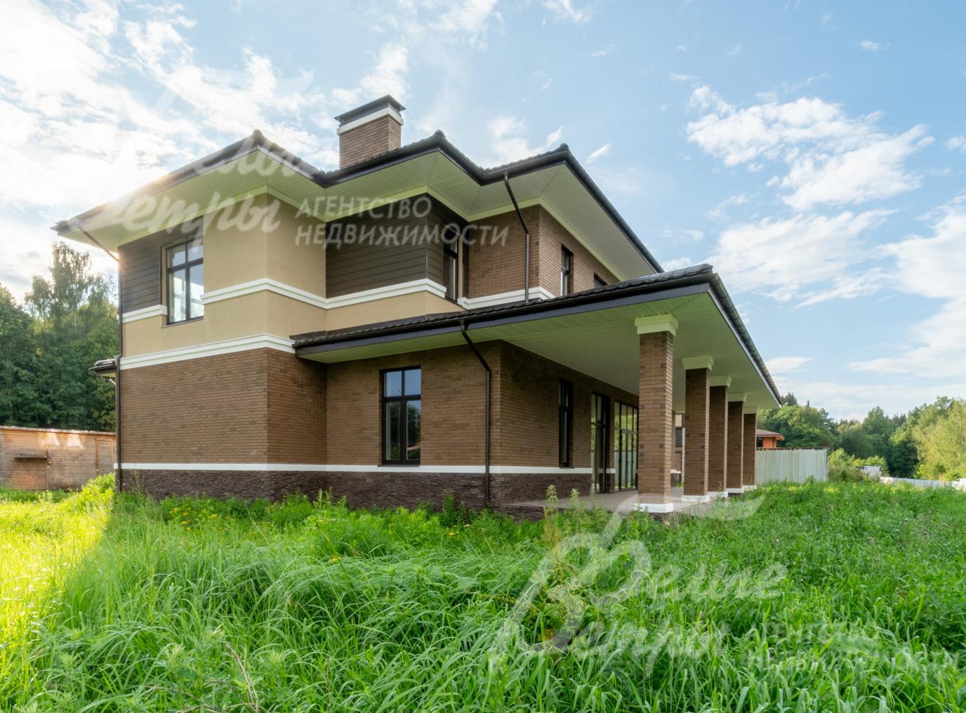 Новый дом с привлекательной эффектной архитектурой в духе Ф. Л. Райта