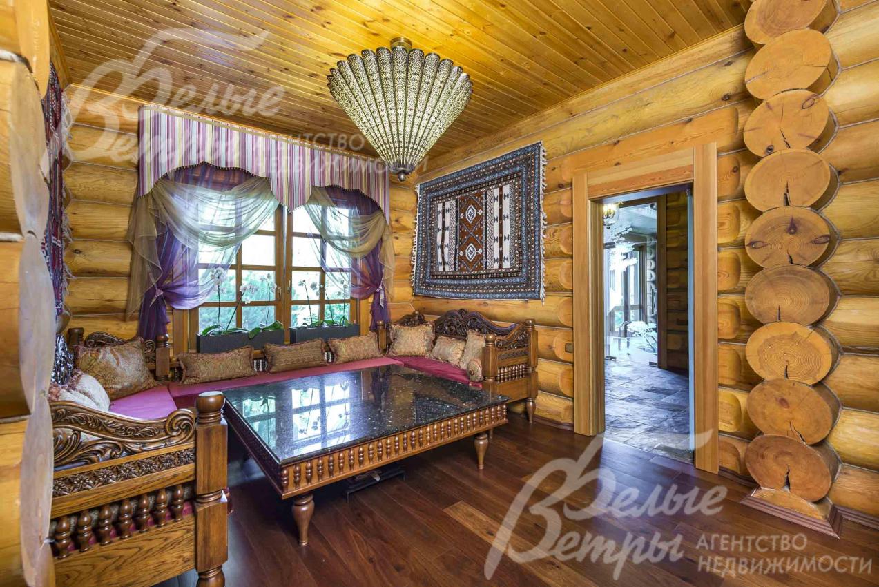 Резной стол из дуба и диван выполнены вручную мастерами по фотографиям старинной восточной мебели