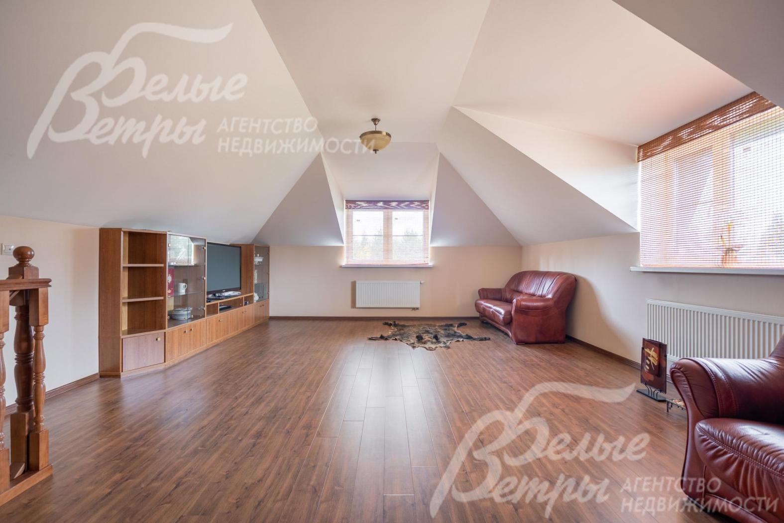 В комнате установлен комплект мягкий мебели и стеллаж с телевизором