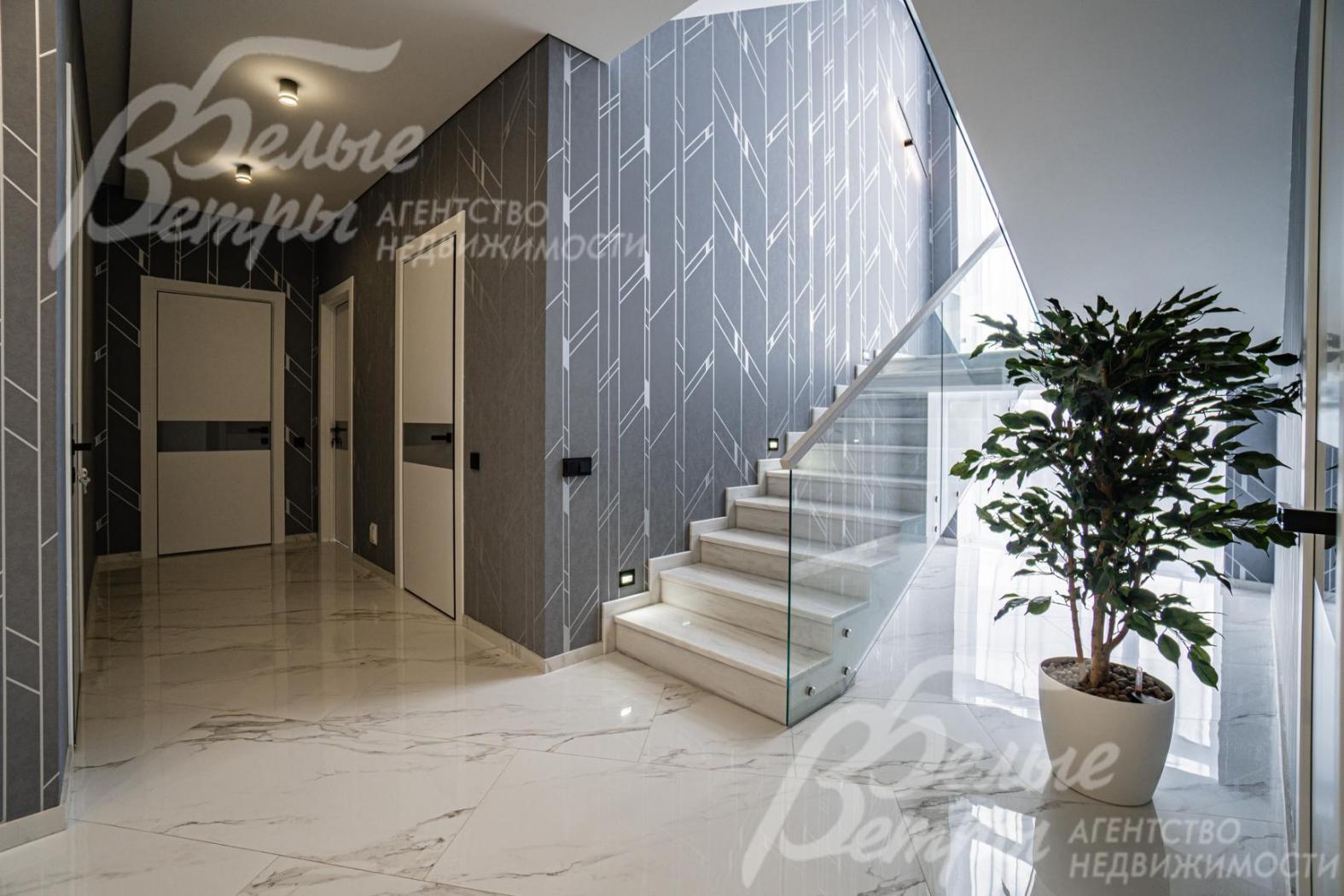 Железобетонная лестница с отделкой из натурального мрамора (CREMA MARFIL  Италия)