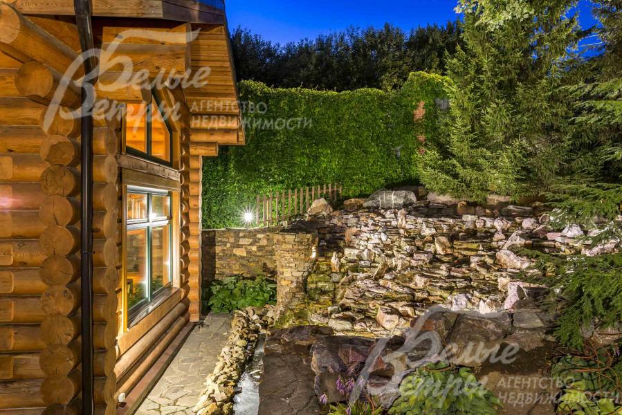 Вид из окон СПА дома на водный каскад с каменистым гребнем