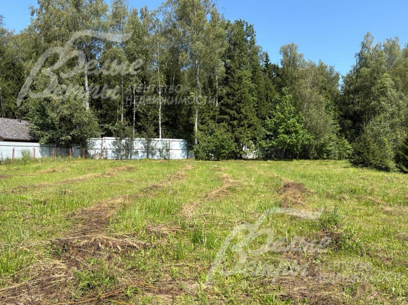 Участок в коттеджном посёлке на территории Новой Москвы, находящемся в окружении леса