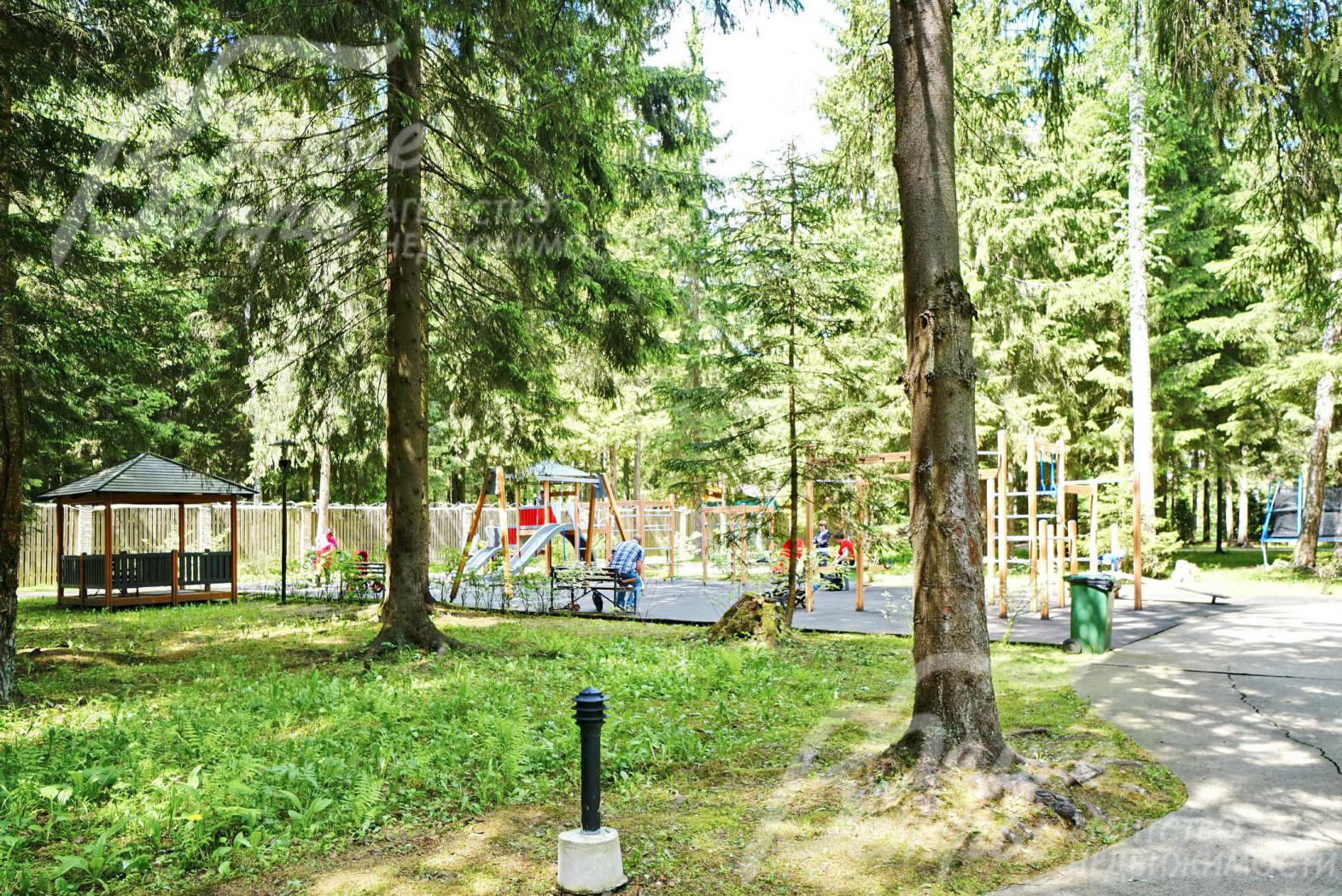 Детская площадка в поселке