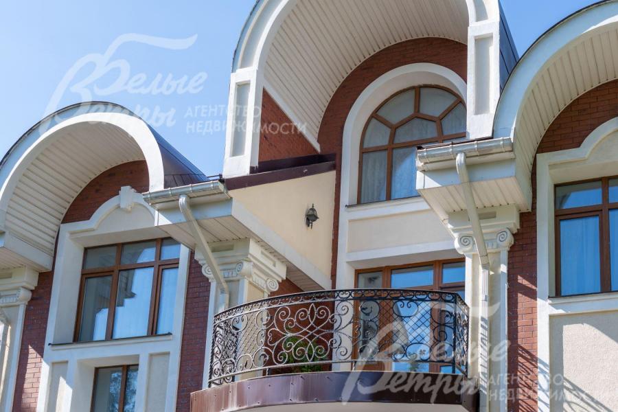 На балконах кованые ограждения