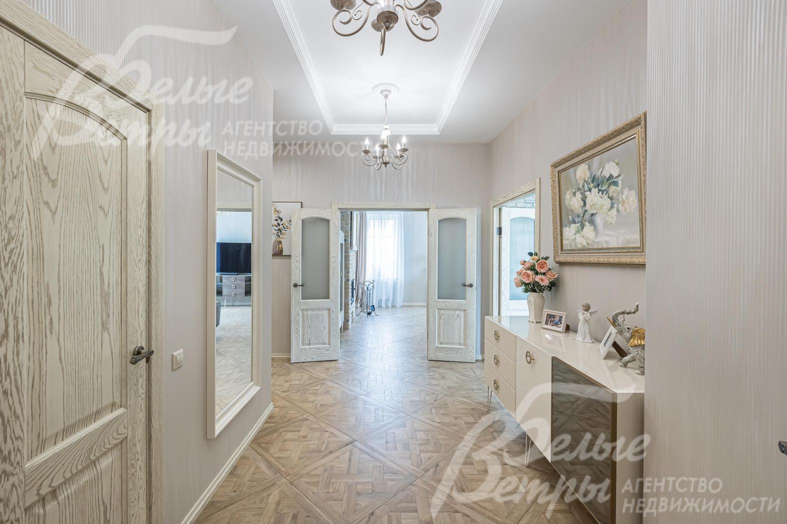 На полу керамогранит с водяным подогревом (весь 1 этаж)