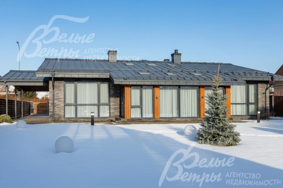 К дому примыкает навес для стоянки 2х авто