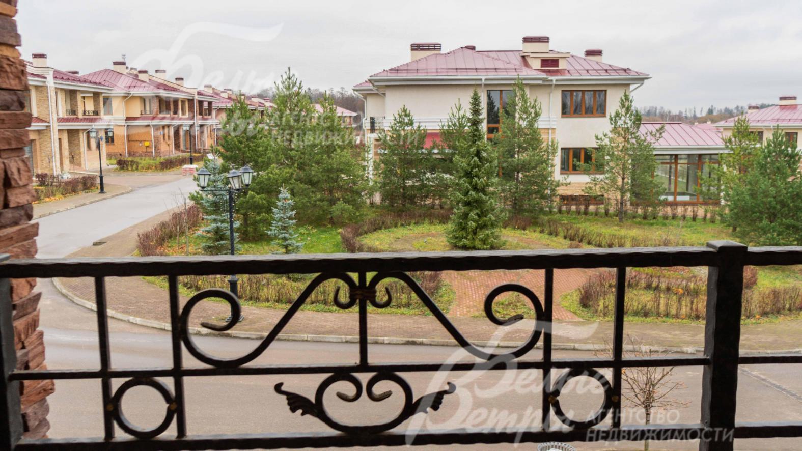 Вид на поселок с балкона 2-го этажа