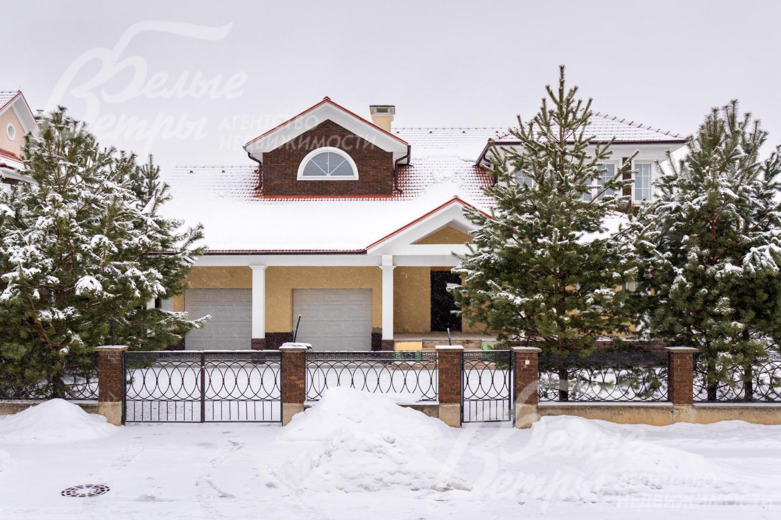 Участок огорожен забором