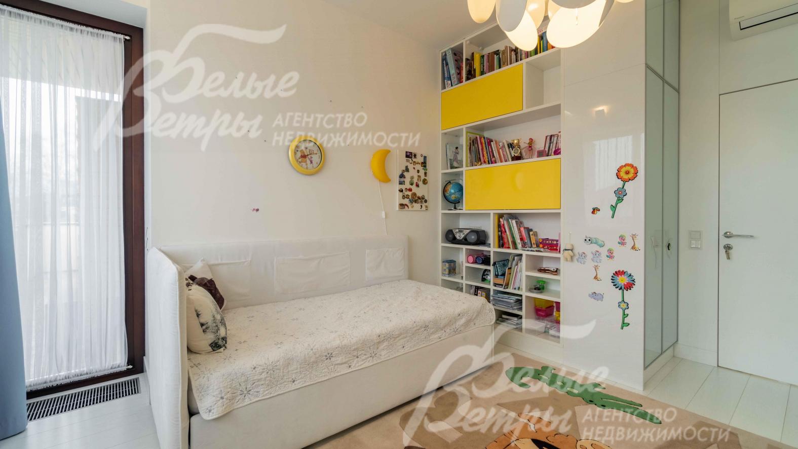 Детская спальня, имеет свой выход на террасу с лестницей на террасу первого этажа 