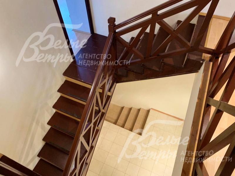 Лестница на ж/б основании облицована лиственницей, покрашенной в коричневый цвет