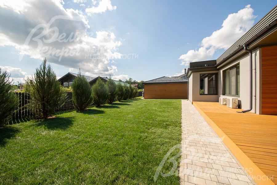 Участок по периметру огорожен забором