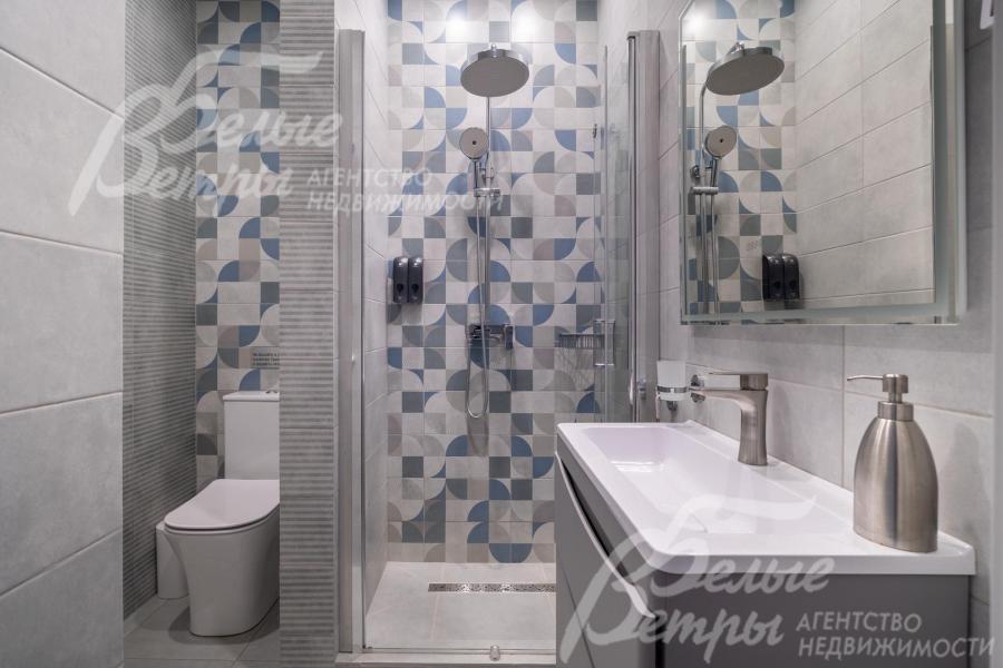 Санузел первого этажа с душем: во всех санузлах установлена сантехника