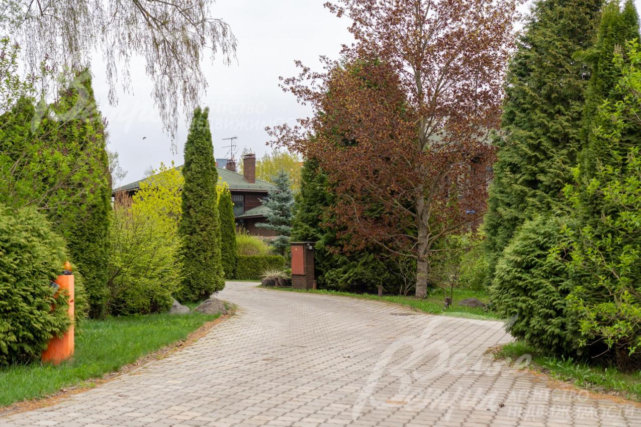 На участке уложена плитка