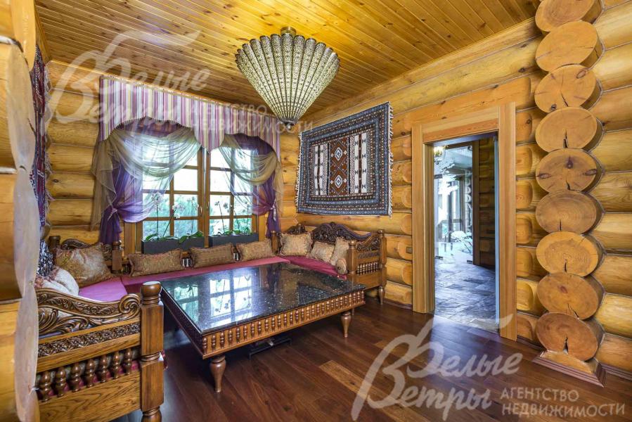 Резной стол из дуба и диван выполнены вручную мастерами по фотографиям старинной восточной мебели