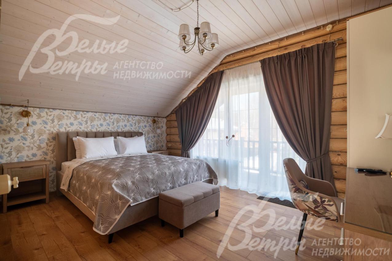 В спальнях обустроены рабочие места, установлены прикроватные тумбы и комоды