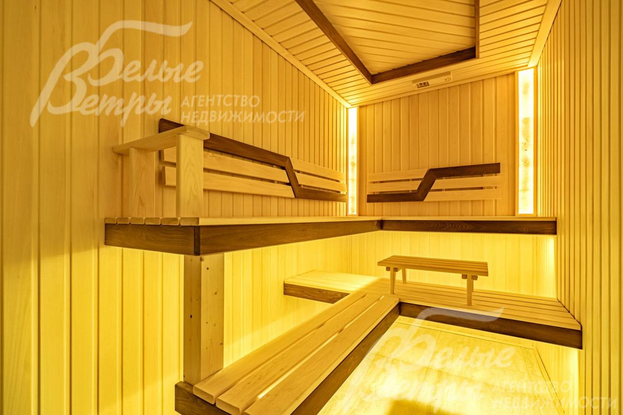 На стене парной панно из гималайской соли. 