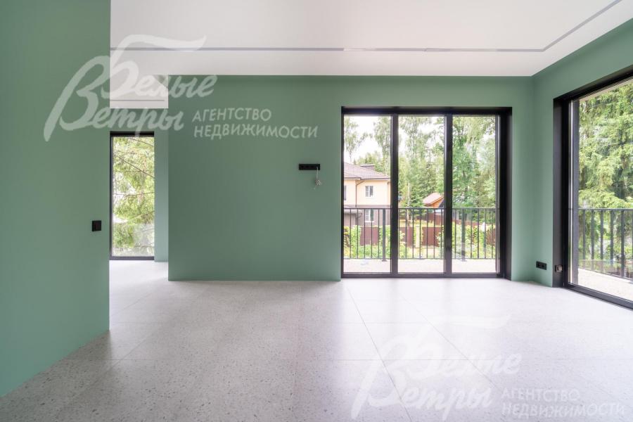 Просторная наполненная светом мастер-спальня со стенами, покрашенными в мятный цвет