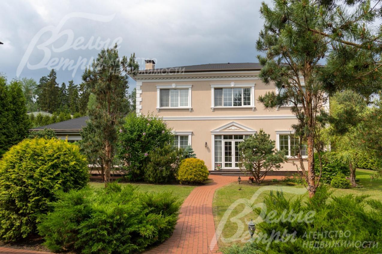 Двухэтажный дом в классическом стиле в поселке бизнес-класса  ВИК