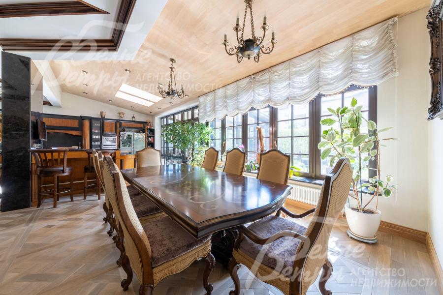 Меблированная торцевая секция таунхауса 450 кв.м в ЖК Дубровка 