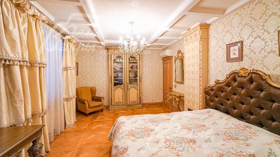 Спальня 25 кв.м с печью, облицованная изразцами