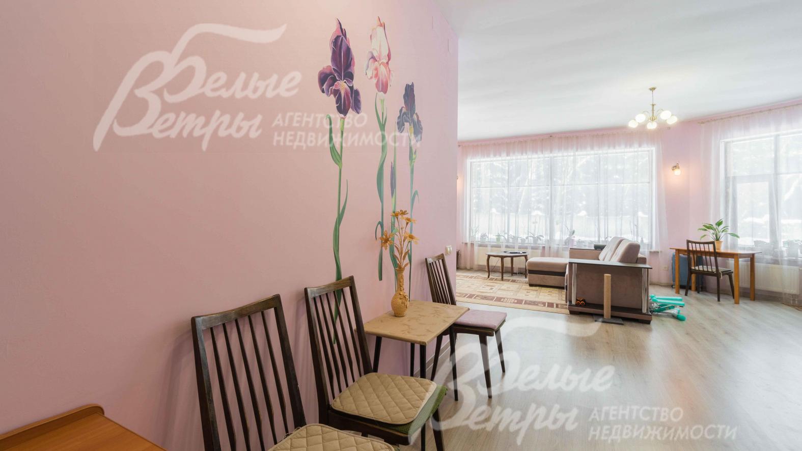 На полу ламинат 