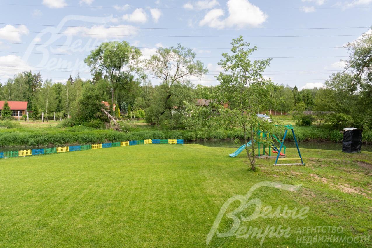 Рядом с участком - площадка для отдыха на берегу реки, доступная для 4-х домов